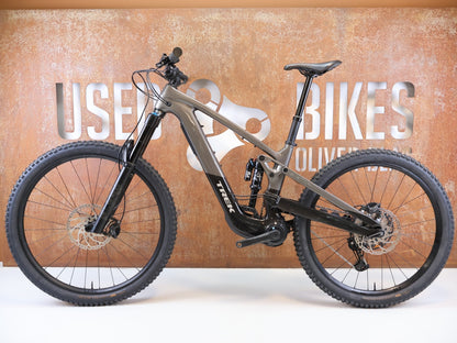 E-Mountainbike von Trek, TREK SLASH + 9.7 SLX XT / GRÖSSE M / EMTB TQ HPR50 OCLV CARBON vor USEDBIKES-OB.DE Hintergrund