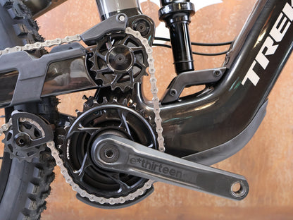 E-Mountainbike von Trek, TREK SLASH + 9.7 SLX XT / GRÖSSE M / EMTB TQ HPR50 OCLV CARBON vor USEDBIKES-OB.DE Hintergrund