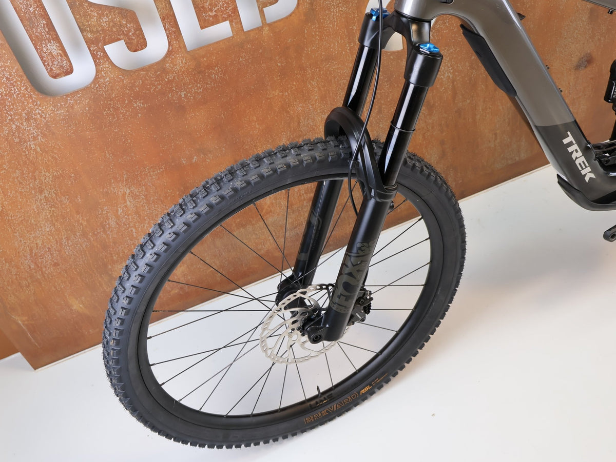 E-Mountainbike von Trek, TREK SLASH + 9.7 SLX XT / GRÖSSE M / EMTB TQ HPR50 OCLV CARBON vor USEDBIKES-OB.DE Hintergrund