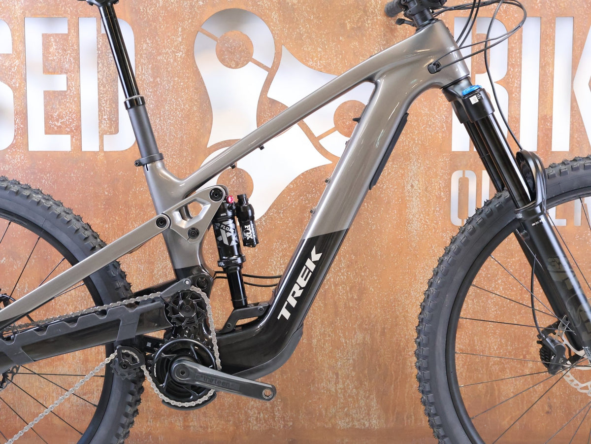 E-Mountainbike von Trek, TREK SLASH + 9.7 SLX XT / GRÖSSE M / EMTB TQ HPR50 OCLV CARBON vor USEDBIKES-OB.DE Hintergrund