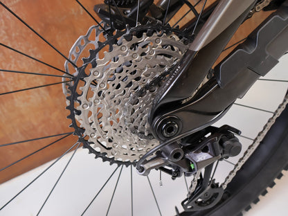 E-Mountainbike von Trek, TREK SLASH + 9.7 SLX XT / GRÖSSE M / EMTB TQ HPR50 OCLV CARBON vor USEDBIKES-OB.DE Hintergrund