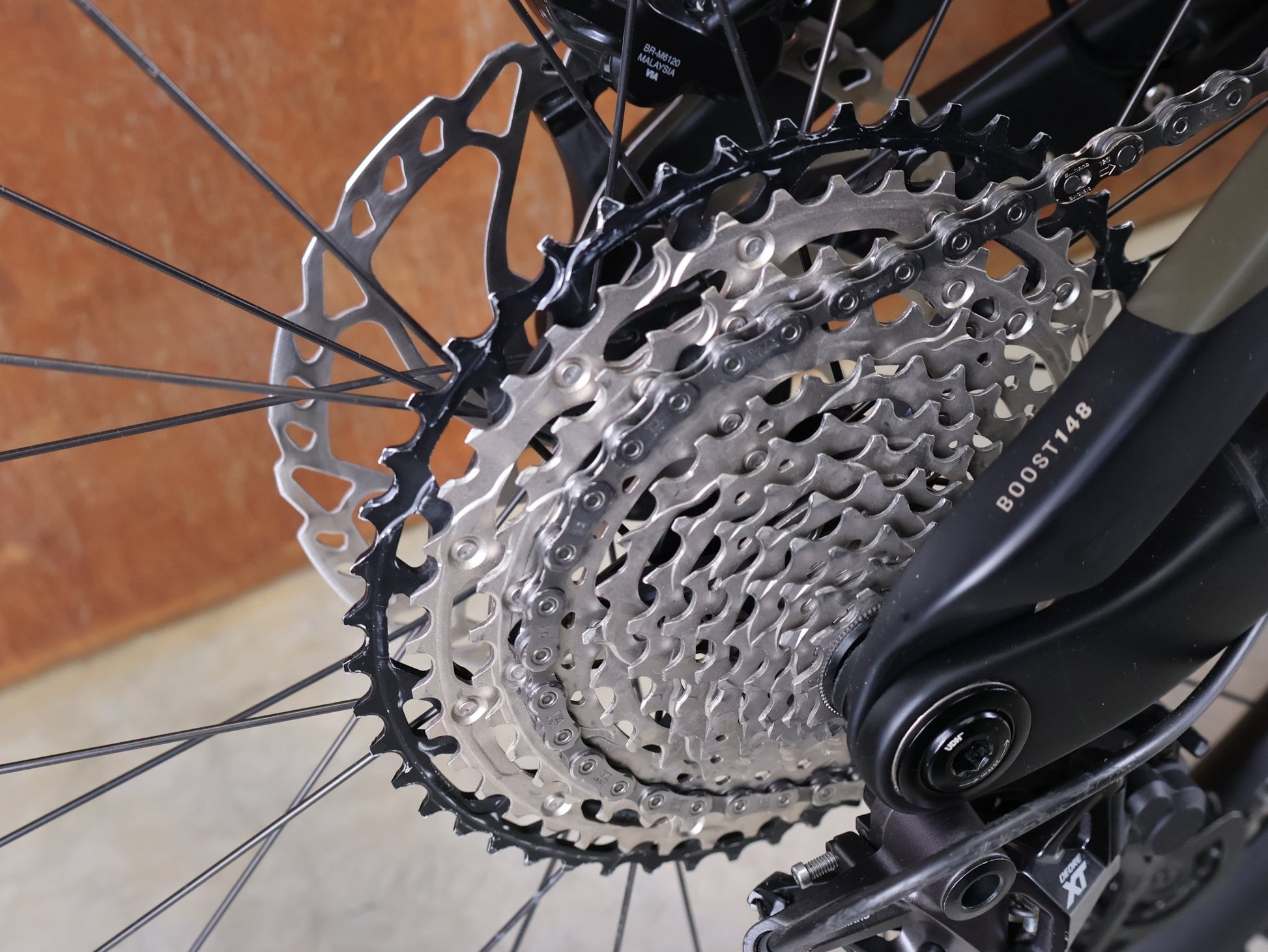 E - Mountainbike von Trek, TREK SLASH+ 9.7 SLX/XT 2025 / TQ HPR50 – OLIVE DRAB – SHIMANO XT 12 - FACH – GRÖSSE L vor USEDBIKES - OB.DE Hintergrund