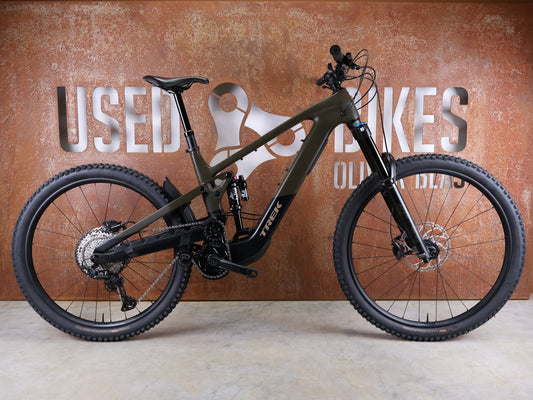 E - Mountainbike von Trek, TREK SLASH+ 9.7 SLX/XT 2025 / TQ HPR50 – OLIVE DRAB – SHIMANO XT 12 - FACH – GRÖSSE L vor USEDBIKES - OB.DE Hintergrund