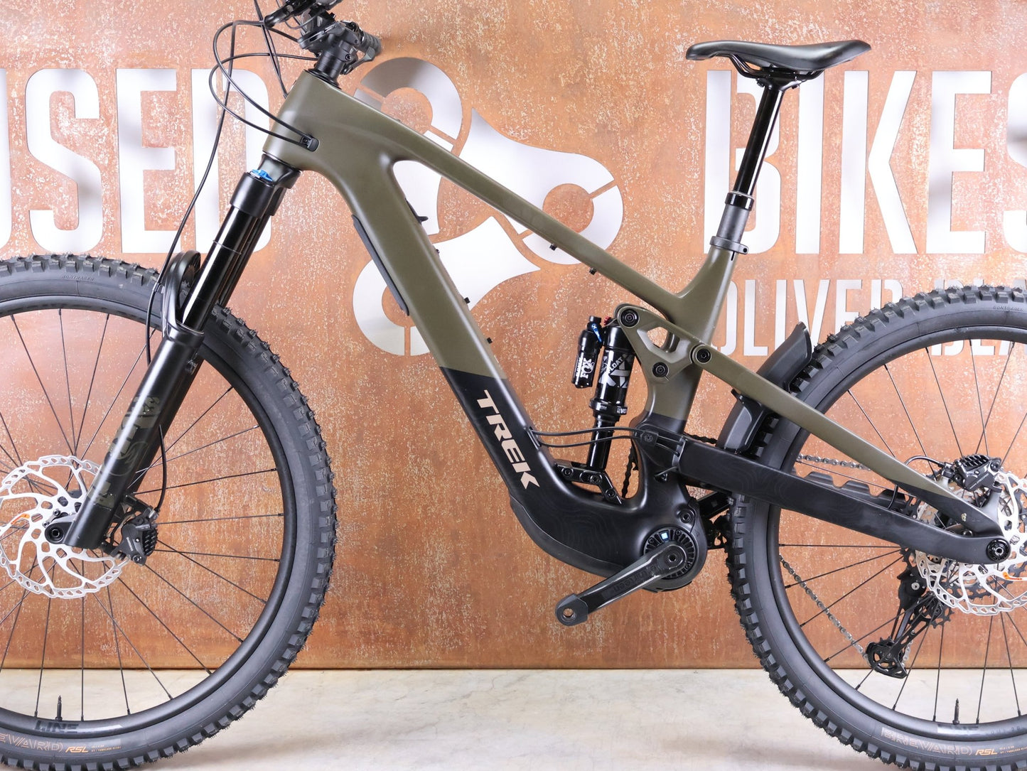 E - Mountainbike von Trek, TREK SLASH+ 9.7 SLX/XT 2025 / TQ HPR50 – OLIVE DRAB – SHIMANO XT 12 - FACH – GRÖSSE L vor USEDBIKES - OB.DE Hintergrund