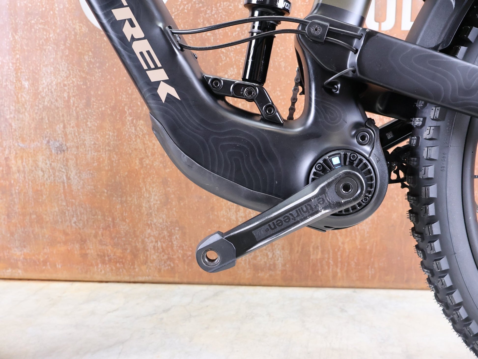 E - Mountainbike von Trek, TREK SLASH+ 9.7 SLX/XT 2025 / TQ HPR50 – OLIVE DRAB – SHIMANO XT 12 - FACH – GRÖSSE L vor USEDBIKES - OB.DE Hintergrund