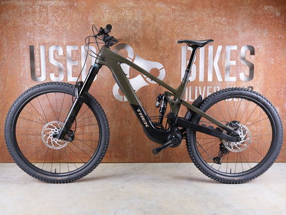 E - Mountainbike von Trek, TREK SLASH+ 9.7 SLX/XT 2025 / TQ HPR50 – OLIVE DRAB – SHIMANO XT 12 - FACH – GRÖSSE L vor USEDBIKES - OB.DE Hintergrund