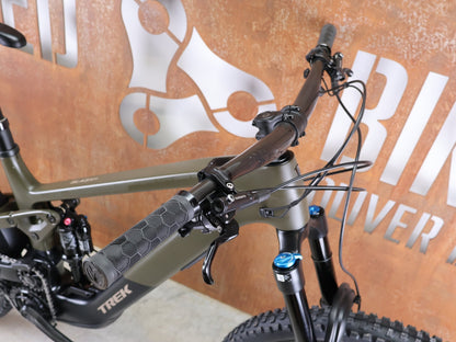 E - Mountainbike von Trek, TREK SLASH+ 9.7 SLX/XT 2025 / TQ HPR50 – OLIVE DRAB – SHIMANO XT 12 - FACH – GRÖSSE L vor USEDBIKES - OB.DE Hintergrund