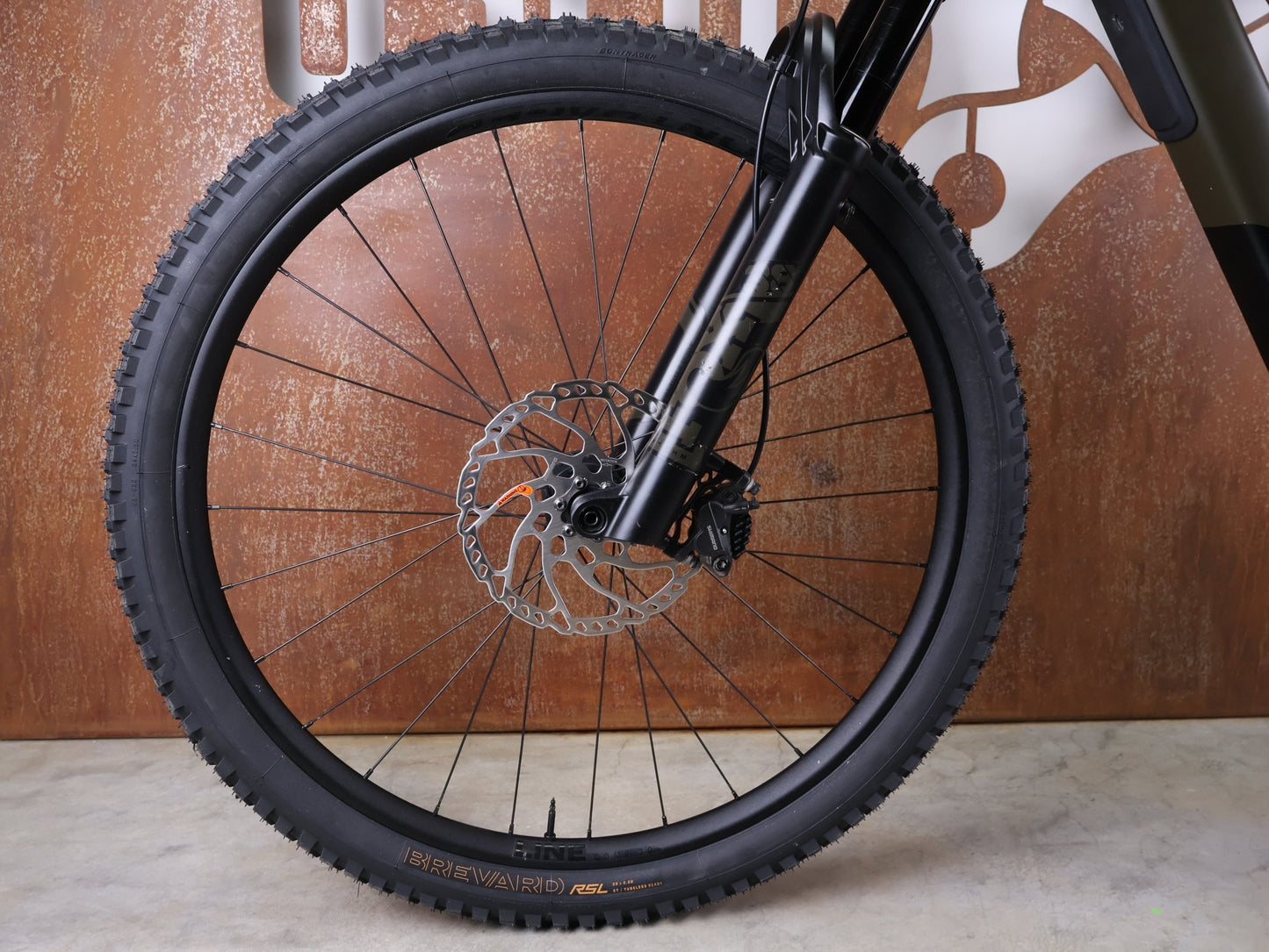 E - Mountainbike von Trek, TREK SLASH+ 9.7 SLX/XT 2025 / TQ HPR50 – OLIVE DRAB – SHIMANO XT 12 - FACH – GRÖSSE L vor USEDBIKES - OB.DE Hintergrund