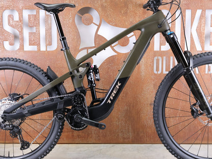 E - Mountainbike von Trek, TREK SLASH+ 9.7 SLX/XT 2025 / TQ HPR50 – OLIVE DRAB – SHIMANO XT 12 - FACH – GRÖSSE L vor USEDBIKES - OB.DE Hintergrund