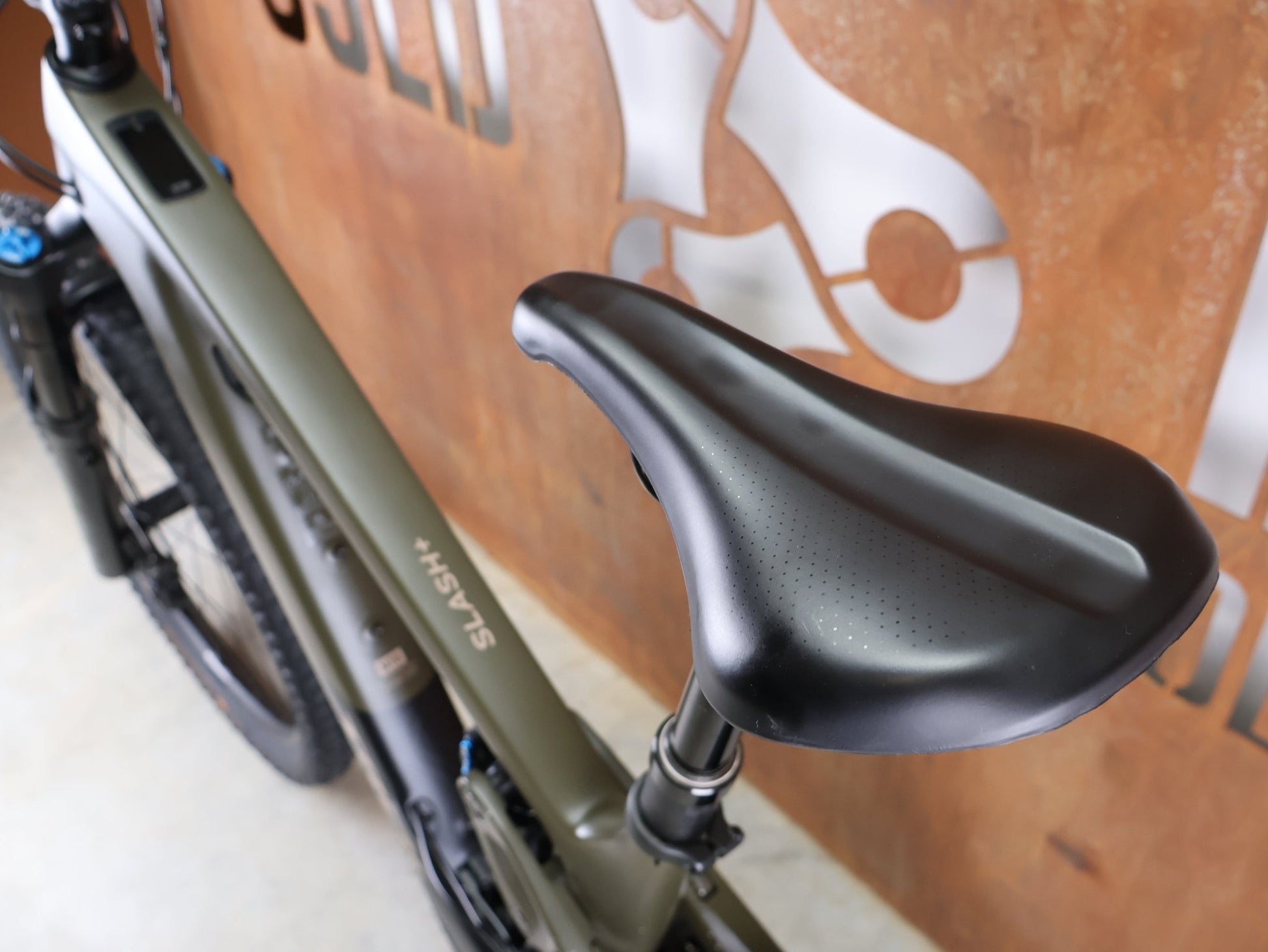 E - Mountainbike von Trek, TREK SLASH+ 9.7 SLX/XT 2025 / TQ HPR50 – OLIVE DRAB – SHIMANO XT 12 - FACH – GRÖSSE L vor USEDBIKES - OB.DE Hintergrund