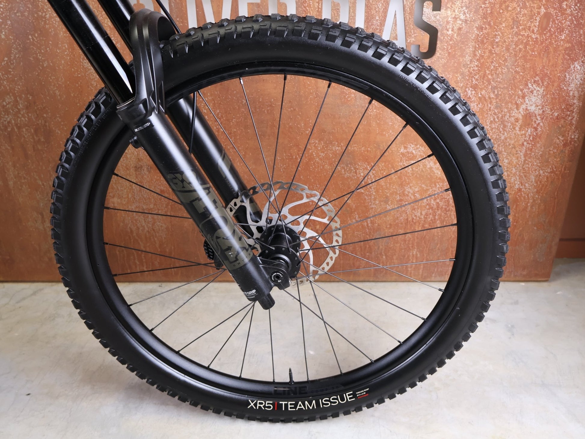 E - Mountainbike von Trek, TREK SLASH+ 9.7 SLX/XT / OLIVE DRAB / S vor USEDBIKES - OB.DE Hintergrund