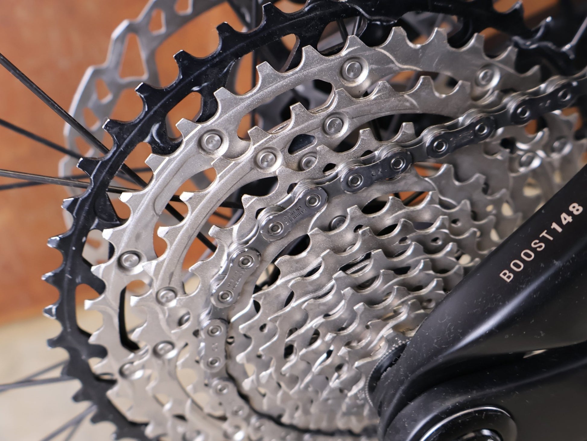 E - Mountainbike von Trek, TREK SLASH+ 9.7 SLX/XT / OLIVE DRAB / S vor USEDBIKES - OB.DE Hintergrund