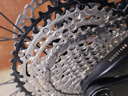 E - Mountainbike von Trek, TREK SLASH+ 9.7 SLX/XT / OLIVE DRAB / S vor USEDBIKES - OB.DE Hintergrund