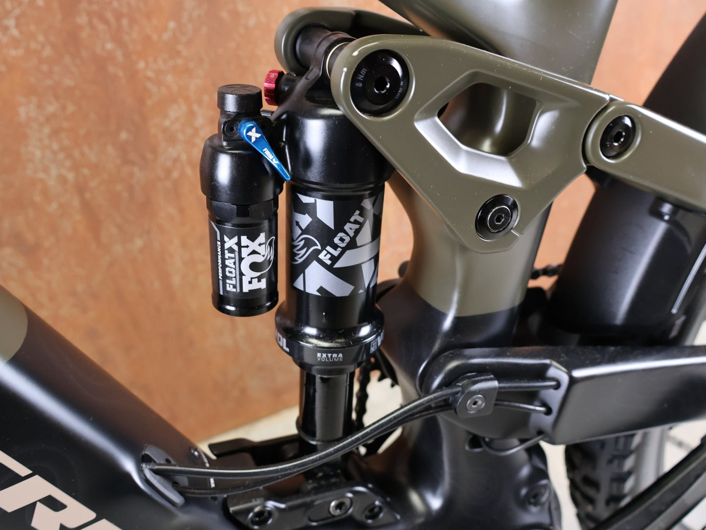 E - Mountainbike von Trek, TREK SLASH+ 9.7 SLX/XT / OLIVE DRAB / S vor USEDBIKES - OB.DE Hintergrund