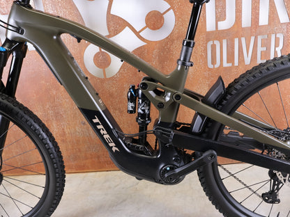 E - Mountainbike von Trek, TREK SLASH+ 9.7 SLX/XT / OLIVE DRAB / S vor USEDBIKES - OB.DE Hintergrund