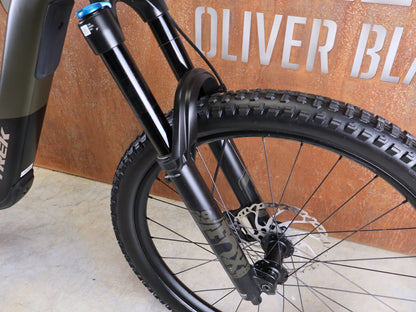 E - Mountainbike von Trek, TREK SLASH+ 9.7 SLX/XT / OLIVE DRAB / S vor USEDBIKES - OB.DE Hintergrund