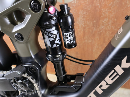 E - Mountainbike von Trek, TREK SLASH+ 9.7 SLX/XT / OLIVE DRAB / S vor USEDBIKES - OB.DE Hintergrund