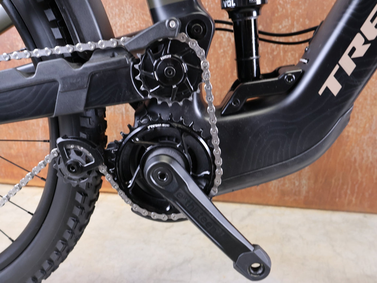 E - Mountainbike von Trek, TREK SLASH+ 9.7 SLX/XT / OLIVE DRAB / S vor USEDBIKES - OB.DE Hintergrund