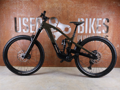 E - Mountainbike von Trek, TREK SLASH+ 9.7 SLX/XT / OLIVE DRAB / S vor USEDBIKES - OB.DE Hintergrund