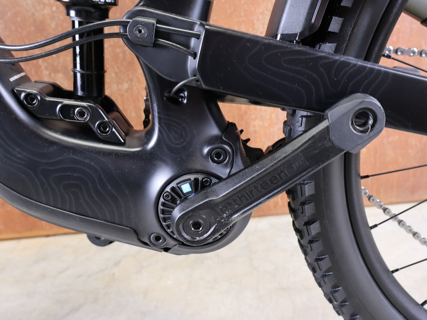 E - Mountainbike von Trek, TREK SLASH+ 9.7 SLX/XT / OLIVE DRAB / S vor USEDBIKES - OB.DE Hintergrund