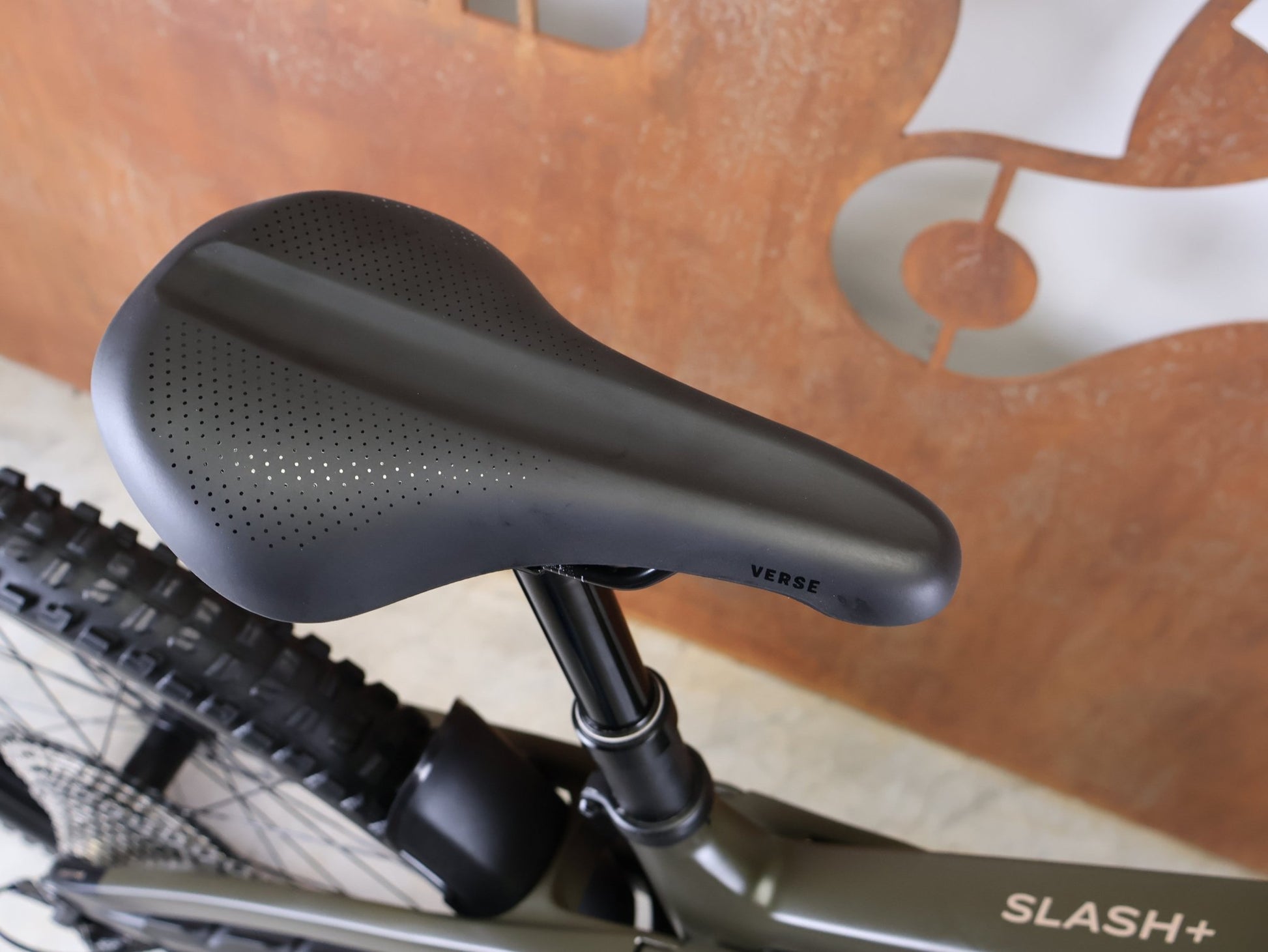 E - Mountainbike von Trek, TREK SLASH+ 9.7 SLX/XT / OLIVE DRAB / S vor USEDBIKES - OB.DE Hintergrund