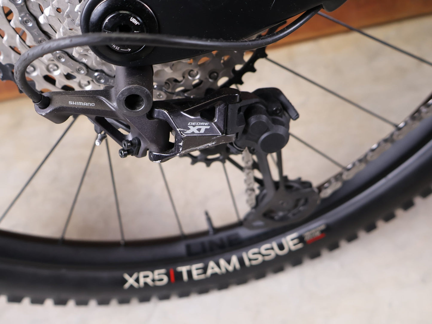 E - Mountainbike von Trek, TREK SLASH+ 9.7 SLX/XT / OLIVE DRAB / S vor USEDBIKES - OB.DE Hintergrund