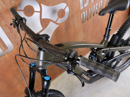 E - Mountainbike von Trek, TREK SLASH+ 9.7 SLX/XT / OLIVE DRAB / S vor USEDBIKES - OB.DE Hintergrund