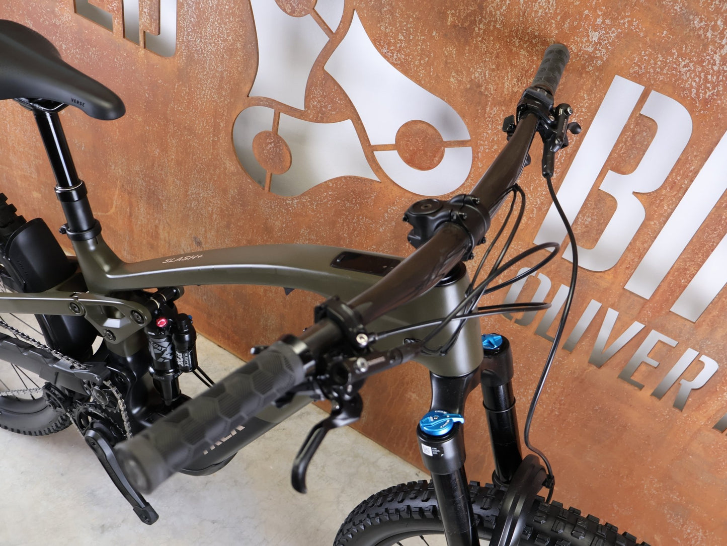 E - Mountainbike von Trek, TREK SLASH+ 9.7 SLX/XT / OLIVE DRAB / S vor USEDBIKES - OB.DE Hintergrund