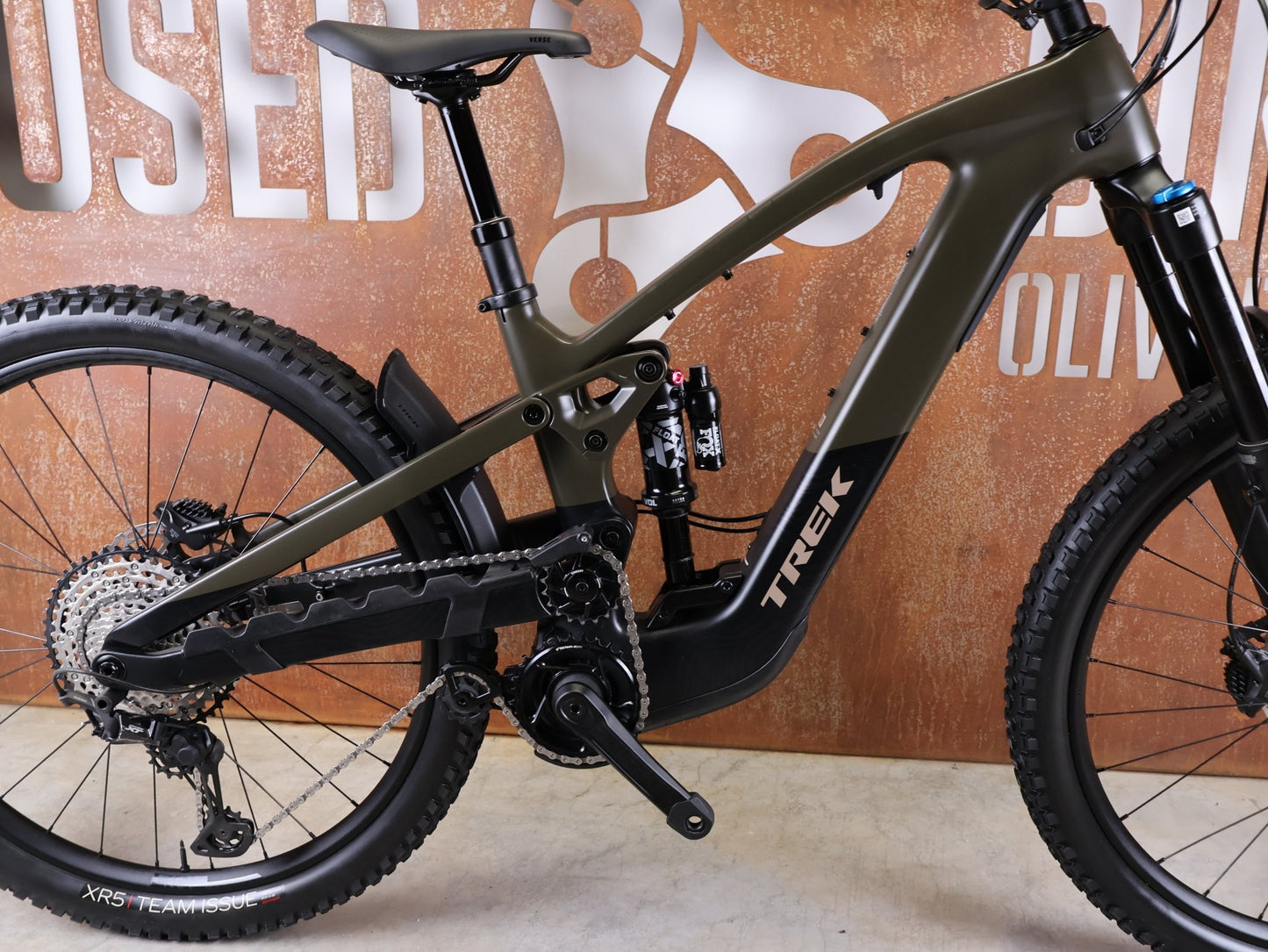 E - Mountainbike von Trek, TREK SLASH+ 9.7 SLX/XT / OLIVE DRAB / S vor USEDBIKES - OB.DE Hintergrund