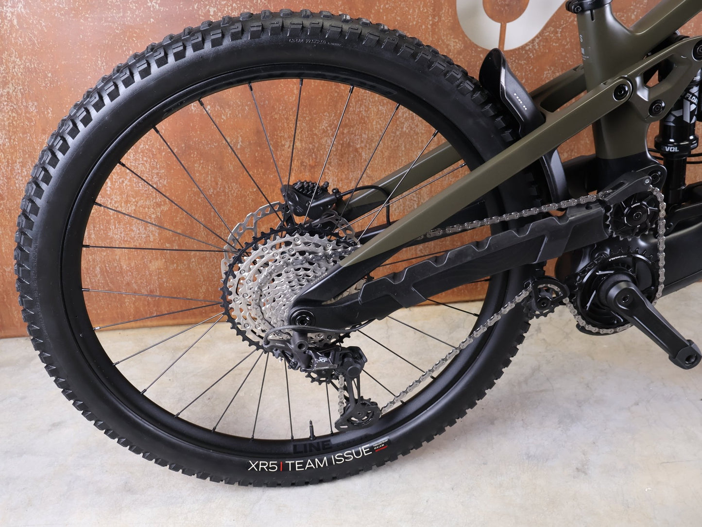 E - Mountainbike von Trek, TREK SLASH+ 9.7 SLX/XT / OLIVE DRAB / S vor USEDBIKES - OB.DE Hintergrund