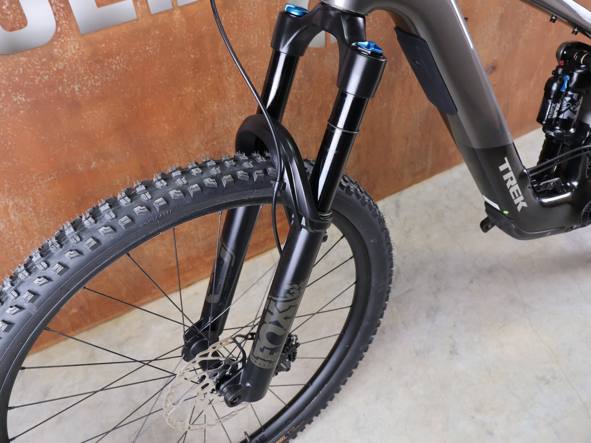 E - Mountainbike von Trek, TREK SLASH+ 9.7 SLX/XT – TQ HPR50 580WH / FOX 170MM – MERCURY – GRÖSSE M vor USEDBIKES - OB.DE Hintergrund