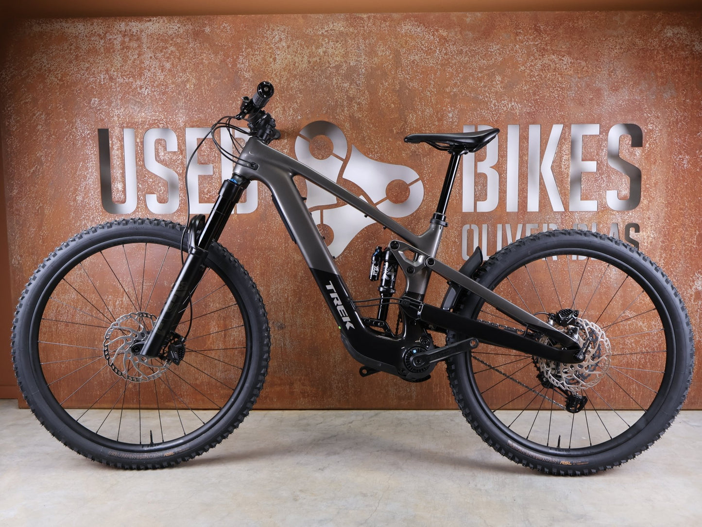 E - Mountainbike von Trek, TREK SLASH+ 9.7 SLX/XT – TQ HPR50 580WH / FOX 170MM – MERCURY – GRÖSSE M vor USEDBIKES - OB.DE Hintergrund