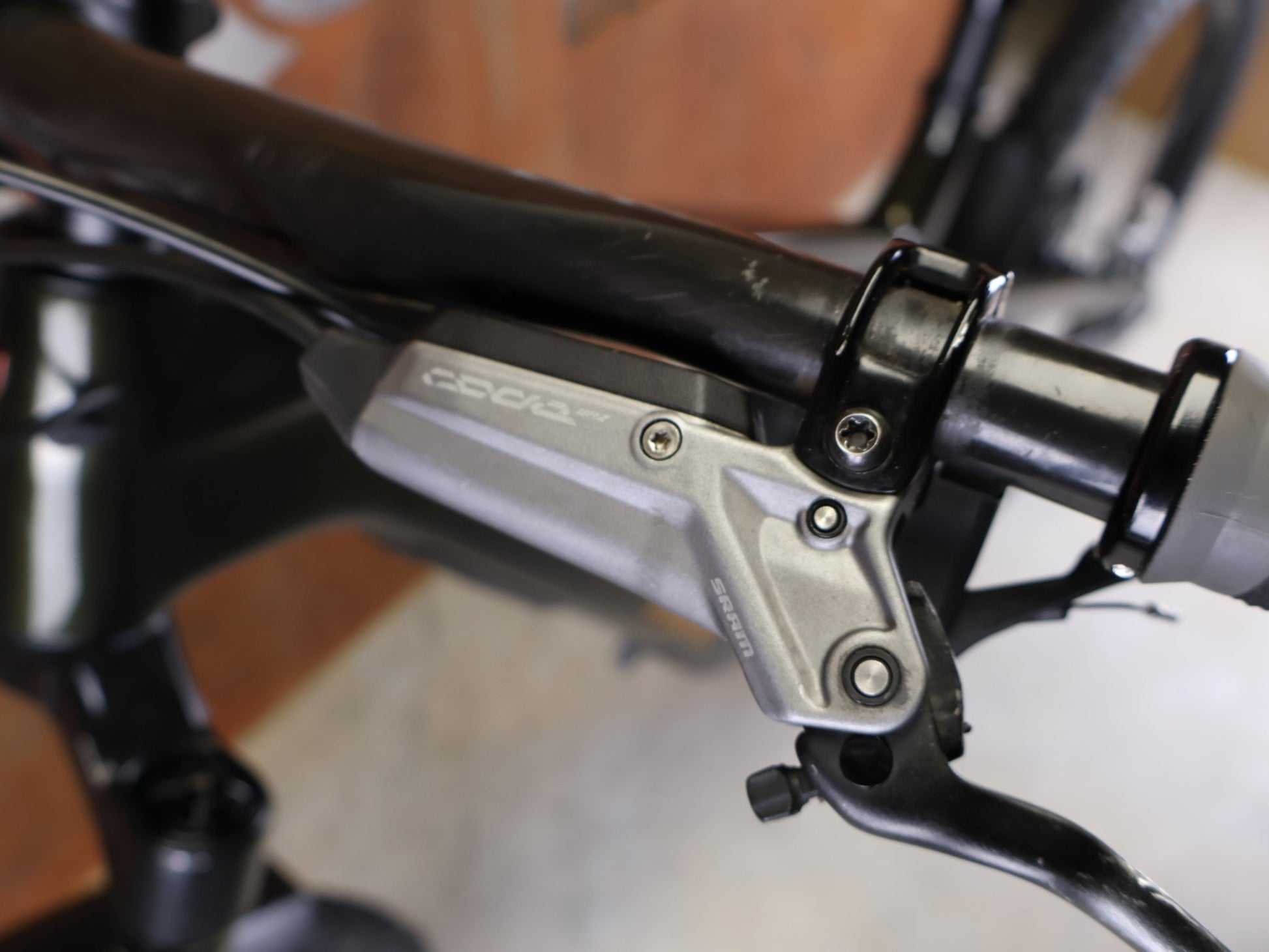 Mountainbike von Trek, TREK SLASH 9.8 GX AXS T - TYPE GEN 6 / BLACK OLIVE / M/L vor USEDBIKES - OB.DE Hintergrund