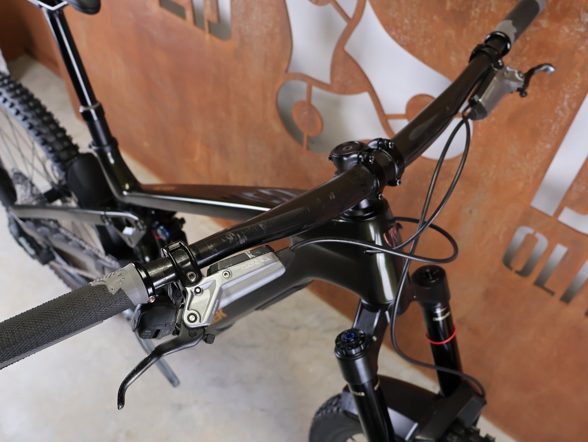 Mountainbike von Trek, TREK SLASH 9.8 GX AXS T - TYPE GEN 6 / BLACK OLIVE / M/L vor USEDBIKES - OB.DE Hintergrund