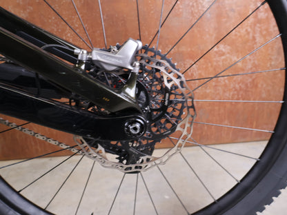 Mountainbike von Trek, TREK SLASH 9.8 GX AXS T - TYPE GEN 6 / BLACK OLIVE / M/L vor USEDBIKES - OB.DE Hintergrund