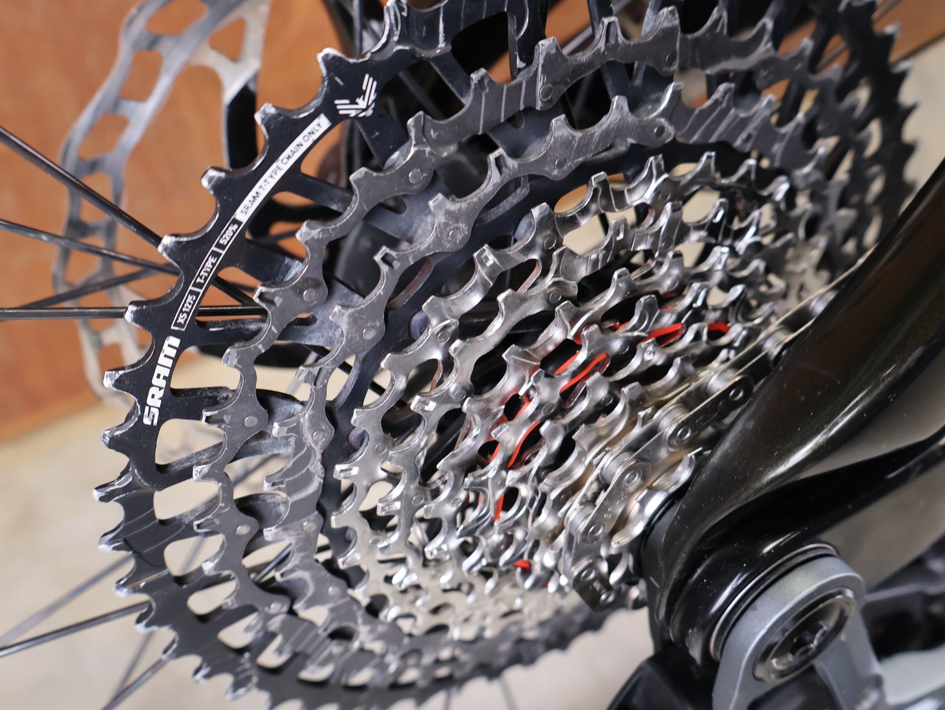 Mountainbike von Trek, TREK SLASH 9.8 GX AXS T - TYPE GEN 6 / BLACK OLIVE / M/L vor USEDBIKES - OB.DE Hintergrund