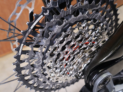 Mountainbike von Trek, TREK SLASH 9.8 GX AXS T - TYPE GEN 6 / BLACK OLIVE / M/L vor USEDBIKES - OB.DE Hintergrund