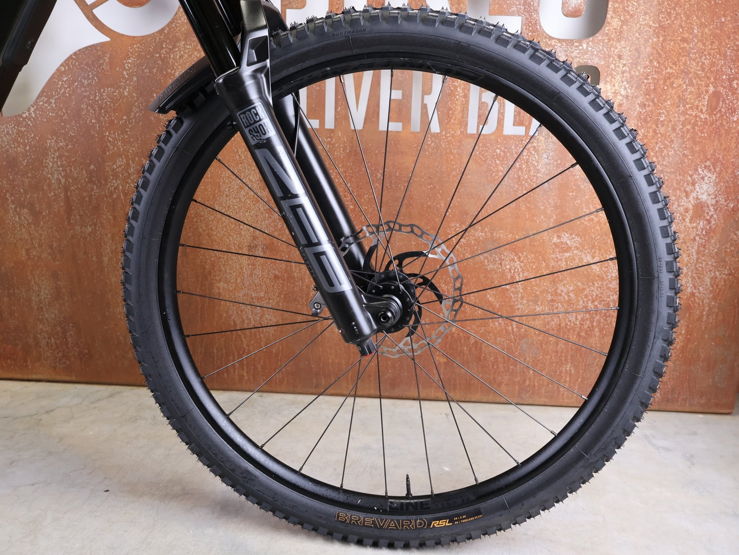 Mountainbike von Trek, TREK SLASH 9.8 GX AXS T - TYPE GEN 6 / BLACK OLIVE / M/L vor USEDBIKES - OB.DE Hintergrund