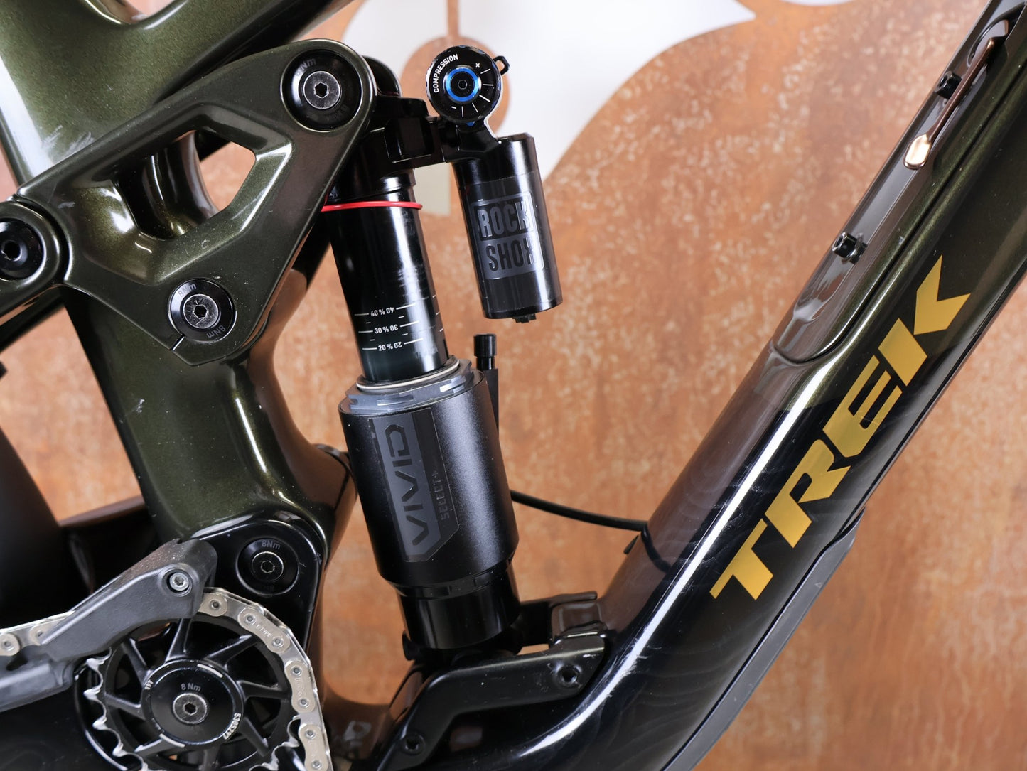 Mountainbike von Trek, TREK SLASH 9.8 GX AXS T - TYPE GEN 6 / BLACK OLIVE / M/L vor USEDBIKES - OB.DE Hintergrund