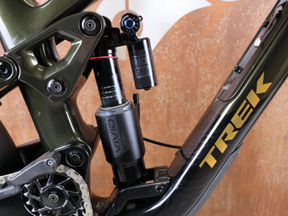 Mountainbike von Trek, TREK SLASH 9.8 GX AXS T - TYPE GEN 6 / BLACK OLIVE / M/L vor USEDBIKES - OB.DE Hintergrund