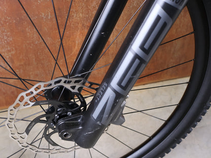 Mountainbike von Trek, TREK SLASH 9.8 GX AXS T - TYPE GEN 6 / BLACK OLIVE / M/L vor USEDBIKES - OB.DE Hintergrund