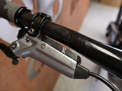 Mountainbike von Trek, TREK SLASH 9.8 GX AXS T - TYPE GEN 6 / BLACK OLIVE / M/L vor USEDBIKES - OB.DE Hintergrund