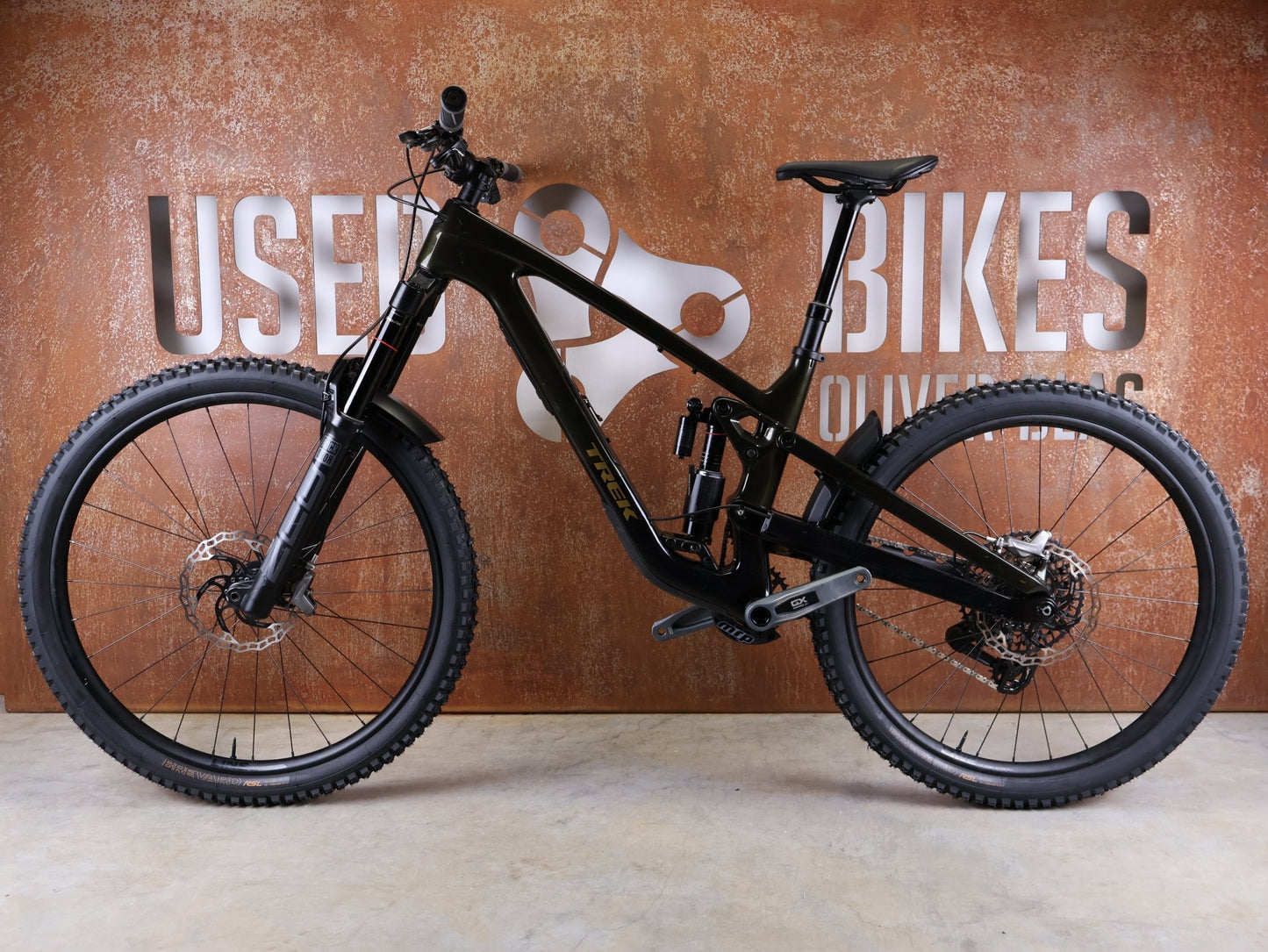 Mountainbike von Trek, TREK SLASH 9.8 GX AXS T - TYPE GEN 6 / BLACK OLIVE / M/L vor USEDBIKES - OB.DE Hintergrund