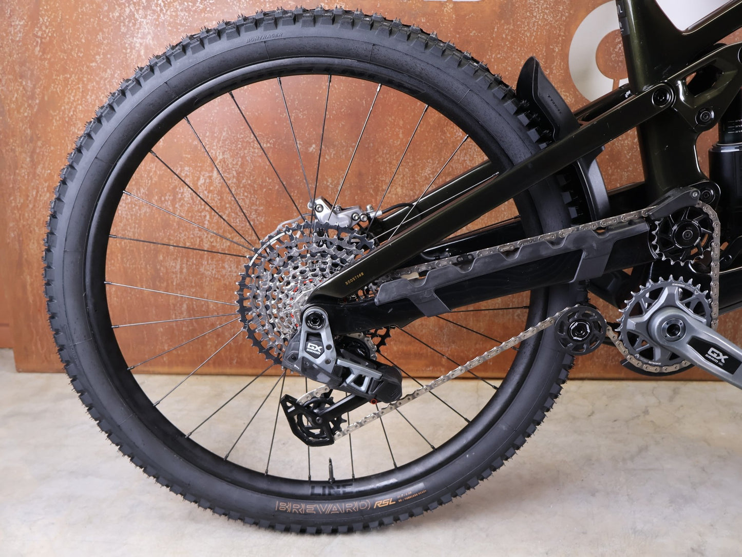 Mountainbike von Trek, TREK SLASH 9.8 GX AXS T - TYPE GEN 6 / BLACK OLIVE / M/L vor USEDBIKES - OB.DE Hintergrund