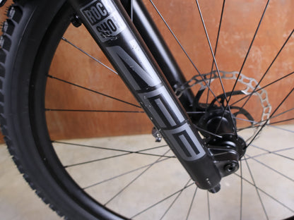 Mountainbike von Trek, TREK SLASH 9.8 GX AXS T - TYPE GEN 6 / BLACK OLIVE / M/L vor USEDBIKES - OB.DE Hintergrund