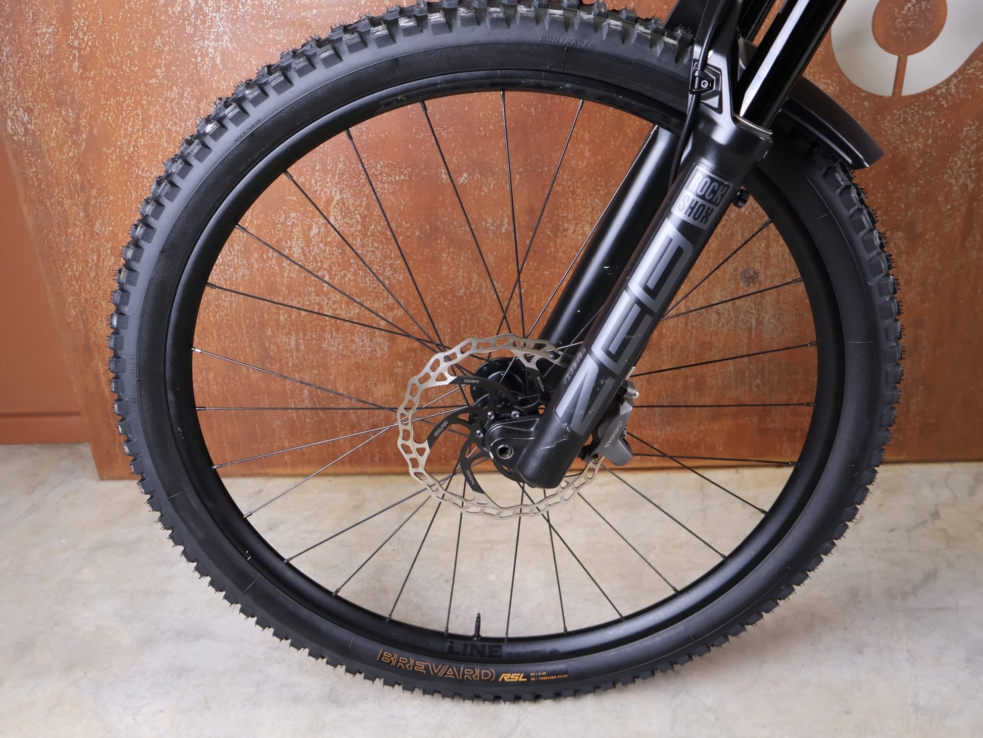 Mountainbike von Trek, TREK SLASH 9.8 GX AXS T - TYPE GEN 6 / BLACK OLIVE / M/L vor USEDBIKES - OB.DE Hintergrund