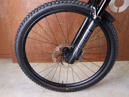 Mountainbike von Trek, TREK SLASH 9.8 GX AXS T - TYPE GEN 6 / BLACK OLIVE / M/L vor USEDBIKES - OB.DE Hintergrund