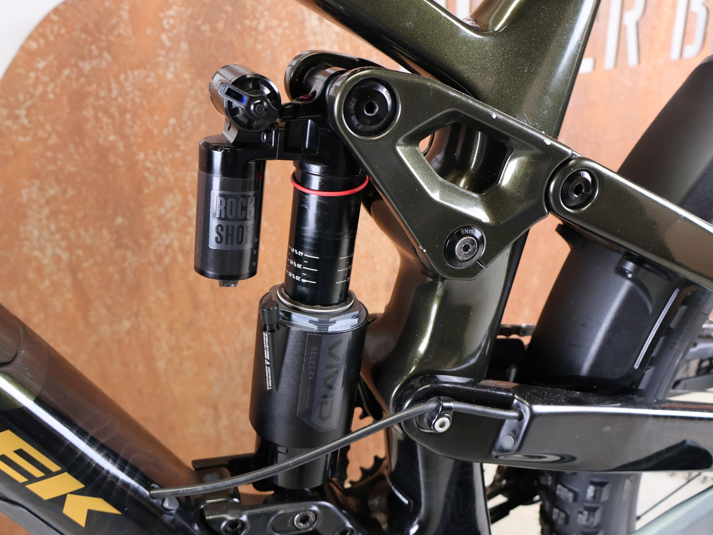 Mountainbike von Trek, TREK SLASH 9.8 GX AXS T - TYPE GEN 6 / BLACK OLIVE / M/L vor USEDBIKES - OB.DE Hintergrund