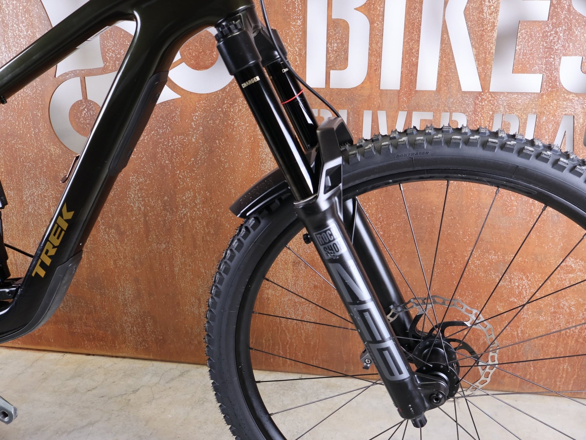 Mountainbike von Trek, TREK SLASH 9.8 GX AXS T - TYPE GEN 6 / BLACK OLIVE / M/L vor USEDBIKES - OB.DE Hintergrund