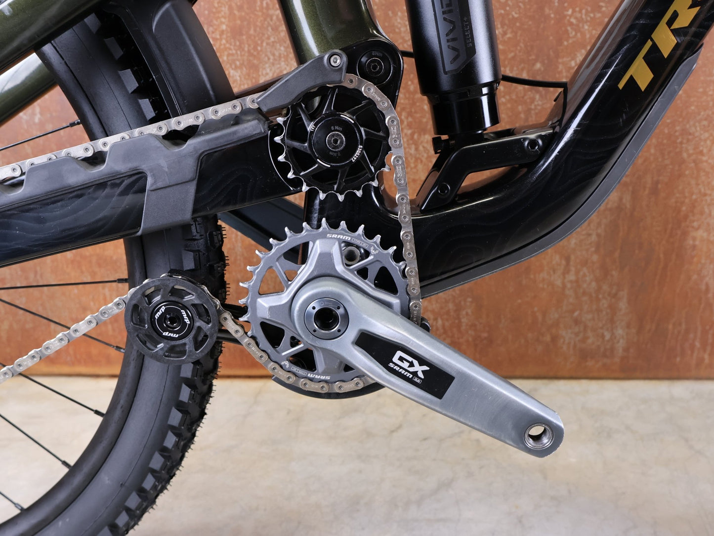 Mountainbike von Trek, TREK SLASH 9.8 GX AXS T - TYPE GEN 6 / BLACK OLIVE / M/L vor USEDBIKES - OB.DE Hintergrund